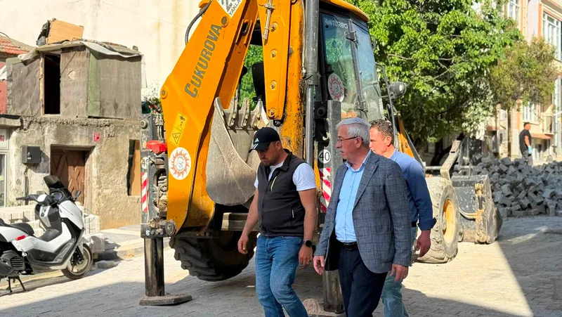 Erdek Belediye Başkanı Burhan Karışık, Ocaklar Mahallesi'nde devam eden yol
