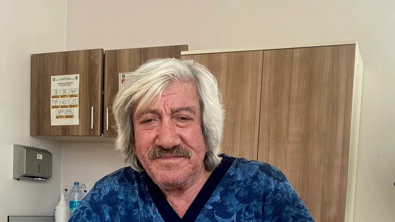 Balıkesir'in Edremit ilçesinde Efsane Gazetesi'nin sahibi duayen gazeteci Yüksel Kasapoğlu,
