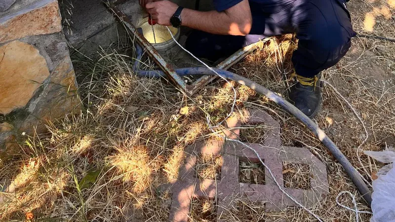 Balıkesir'in Gömeç ilçesinde bir apartmanın zemin katındaki boruda mahsur kalan