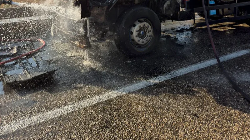 Gönen ilçesi Cumhuriyet Bulvarı'nda seyir halindeki kamyonda çıkan yangın, itfaiye