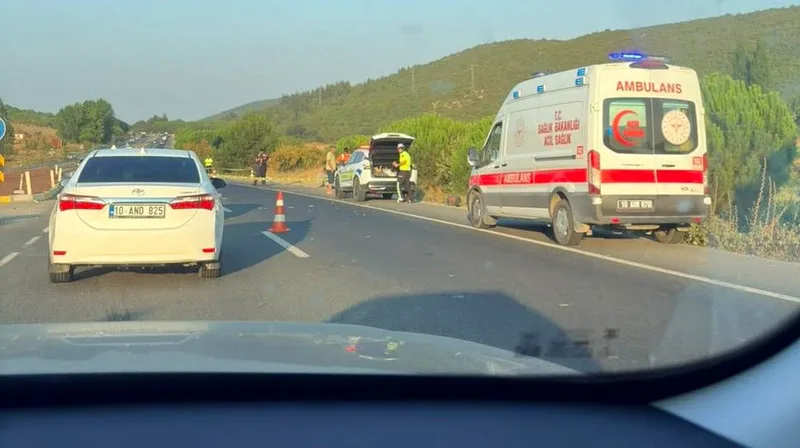 Balıkesir-Çanakkale Karayolu'nun İvrindi kavşağında otomobil ile motosiklet çarpıştı; motosiklet sürücüsü
