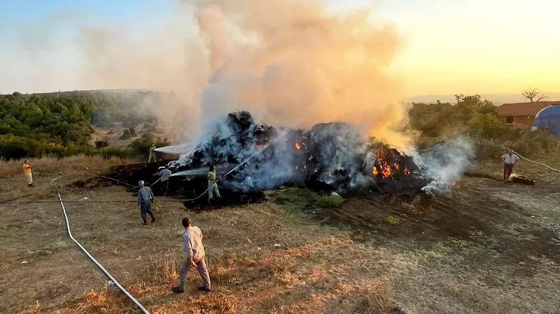 Balıkesir'in İvrindi ilçesine bağlı Kömürcü Mahallesi'nde açık alandaki bir saman