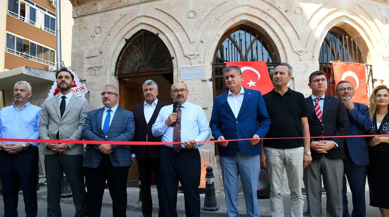 Balıkesir'in tarihi simgelerinden Karesi Bey Türbesi, özgün mimarisine uygun şekilde