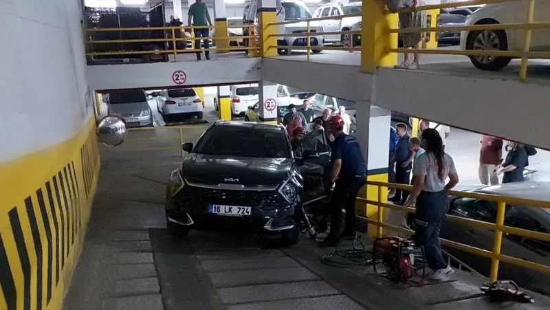 Karesi ilçesindeki Paşa Camii yer altı otoparkında otomobilin altında kalan