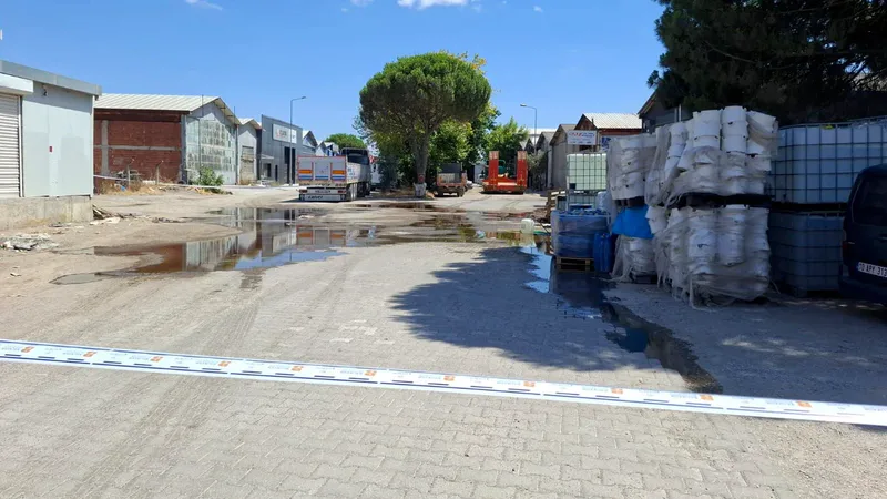 Balıkesir'in Karesi ilçesinde seyir halindeki kamyondan yola düşen kimyasal dolu