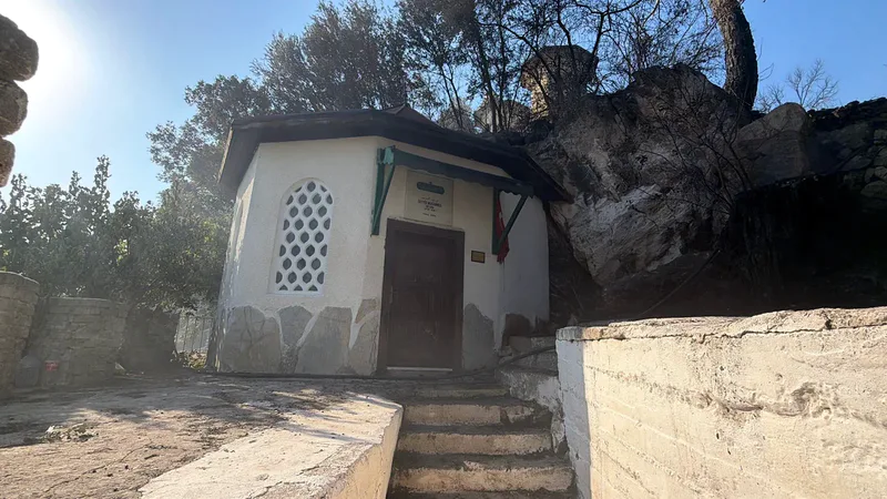 Edremit ilçesi Kazdağları eteklerinde çıkan orman yangını ekiplerin yoğun çalışmasıyla