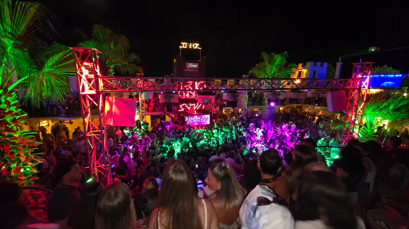 Kerimcan Durmaz, Avşa Adası'nın gözde eğlence merkezi Tanz Disco'da 5