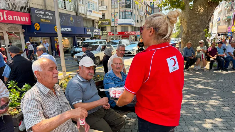Türk Kızılay Edremit Şubesi, mevsim normallerinin üzerinde seyreden sıcaklarda bunalan