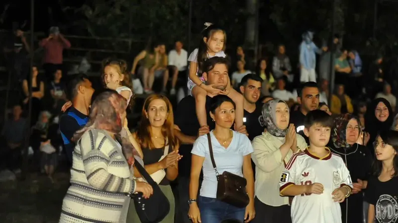 Ünlü Roman sanatçı Kobra Murat, Balıkesir'in Sındırgı ilçesinde düzenlenen Kocakonak