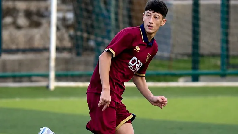Bandırmaspor U19 Takımı'nın 2009 doğumlu forvet oyuncusu Ömer Faruk Çakmak,