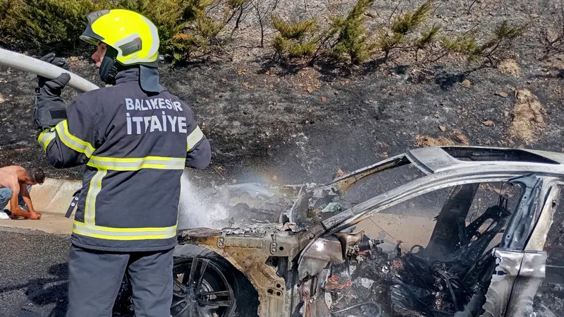 İzmir-İstanbul Otoyolu'nun Balıkesir Savaştepe mevkiinde seyir halindeki otomobilde çıkan yangın,