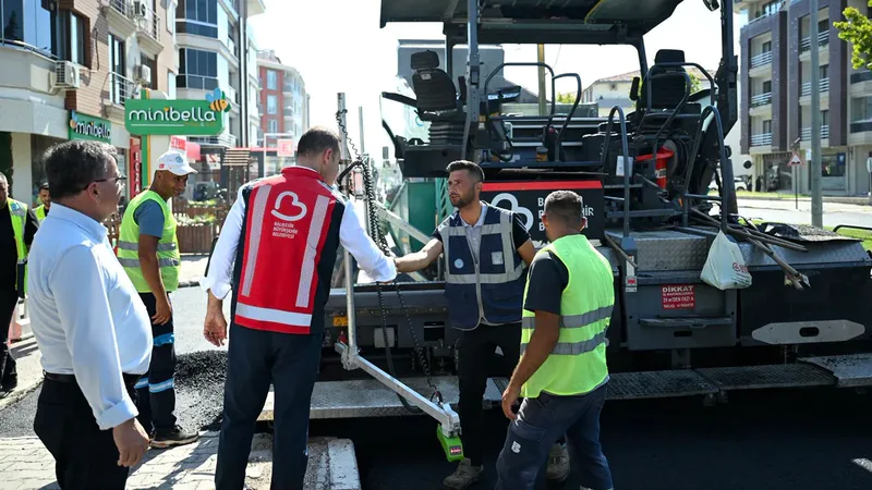 Balıkesir Büyükşehir Belediye Başkanı Ahmet Akın'ın başlattığı asfalt seferberliği kapsamında