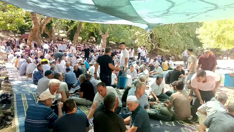Sındırgı'nın Alakır Mahallesi'nde düzenlenen geleneksel mahalle hayrına Belediye Başkanı Serkan