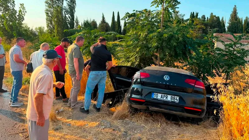 Balıkesir'in Sındırgı ilçesinde orman yangınına müdahaleye giden araç ile otomobilin