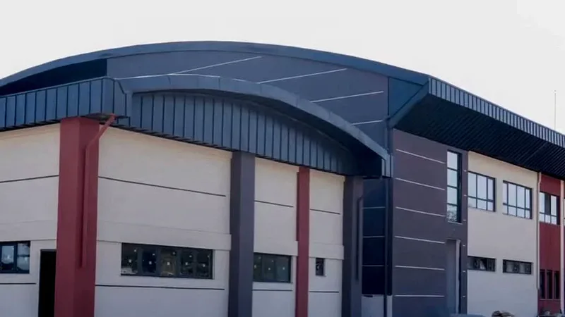 Balıkesir'in Susurluk ilçesinde yapımı süren 500 seyirci kapasiteli kapalı spor
