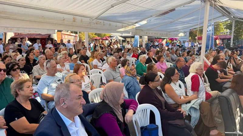 Bandırma Belediyesi'nin geleneksel Kitap Günleri'nin sekizincisi, Cumhuriyet Meydanı'nda yazarları, akademisyenleri