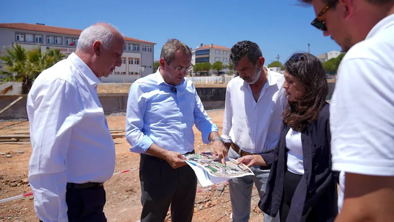 Ayvalık Belediyesi, Vatan Caddesi üzerindeki SGK Kavşağı'nda yürüttüğü çalışmalarla kentin