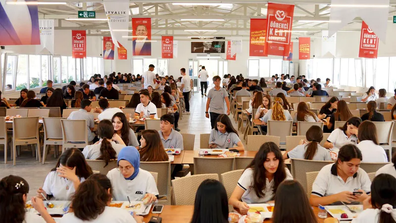 Ayvalık Belediyesi'nin sosyal belediyecilik anlayışıyla hizmete sunduğu Öğrenci Kent Lokantası,