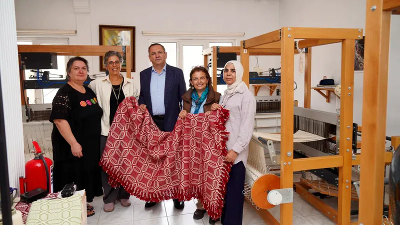 Ayvalık Belediyesi'nin öncülüğünde geleneksel Girit (Sedefli) Battaniyesi üretimi, Küçükköy'deki kadın