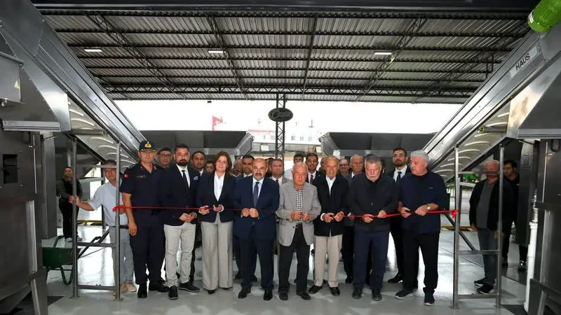 Balıkesir'in Ayvalık ilçesinde düzenlenen ilk hasat zeytinyağı sıkım programına Vali