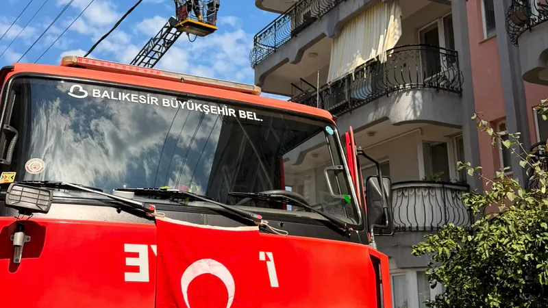 Balıkesir'in Ayvalık ilçesinde 5 katlı bir apartmanın en üst katında