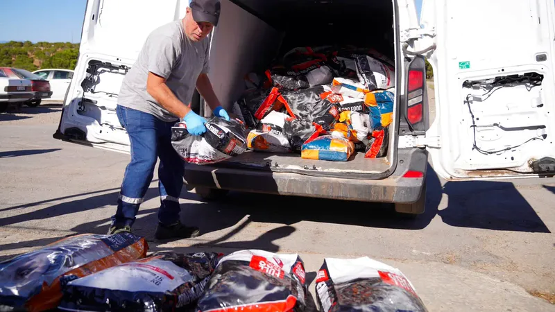 Ayvalıklı esnaf Volkan Ertan'ın öncülüğünde başlatılan kampanyada toplanan 1 ton