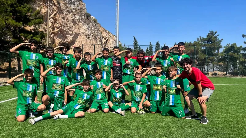 Balıkesir Büyükşehir Belediye Spor U13 takımı, deplasmanda Akhisar Yıldırımspor'u 4-2