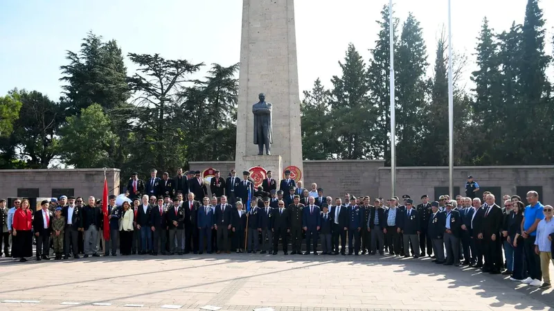 Balıkesir'de 19 Eylül Gaziler Günü kapsamında Atatürk Anıtı'na çelenk sunuldu,