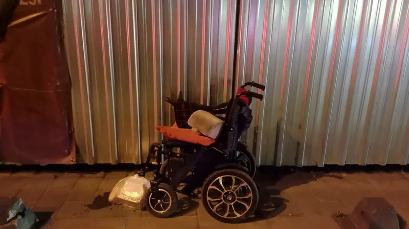 Balıkesir'de yaya geçidinden tekerlekli sandalyesiyle geçen engelli vatandaş, bir aracın