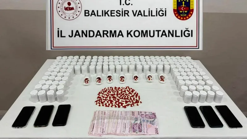 Balıkesir İl Jandarma Komutanlığı, 4 ilçede gerçekleştirdiği narkotik operasyonlarında 15