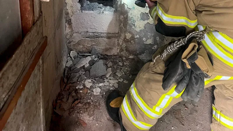 Balıkesir'in Erdek ilçesinde iki bina arasındaki dar boşluğa sıkışan yavru