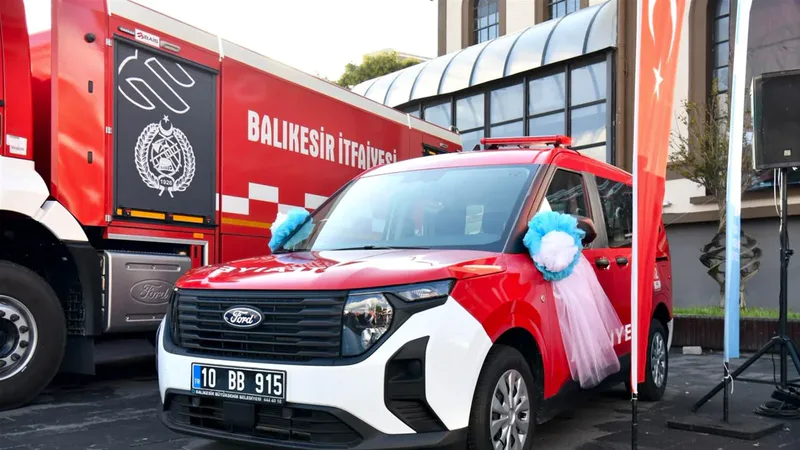 Balıkesir Büyükşehir Belediye Başkanı Ahmet Akın, itfaiyeye kazandırılan 8 yeni