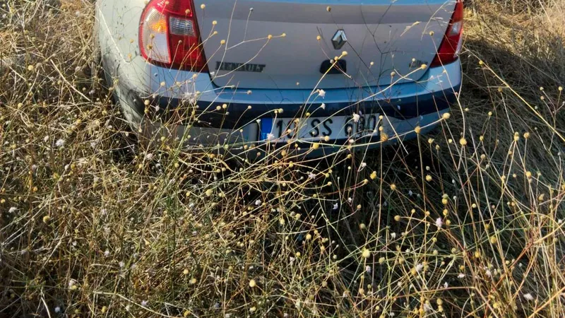 Balıkesir-Çanakkale Karayolu'nun İvrindi ilçesi kavşağında kontrolden çıkan otomobil araziye savrulup