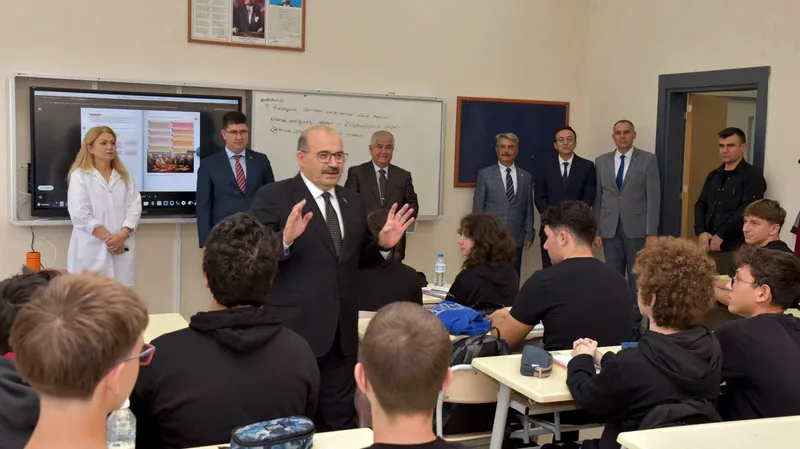 Balıkesir Valisi İsmail Ustaoğlu, yeni ve modern hizmet binasına taşınan