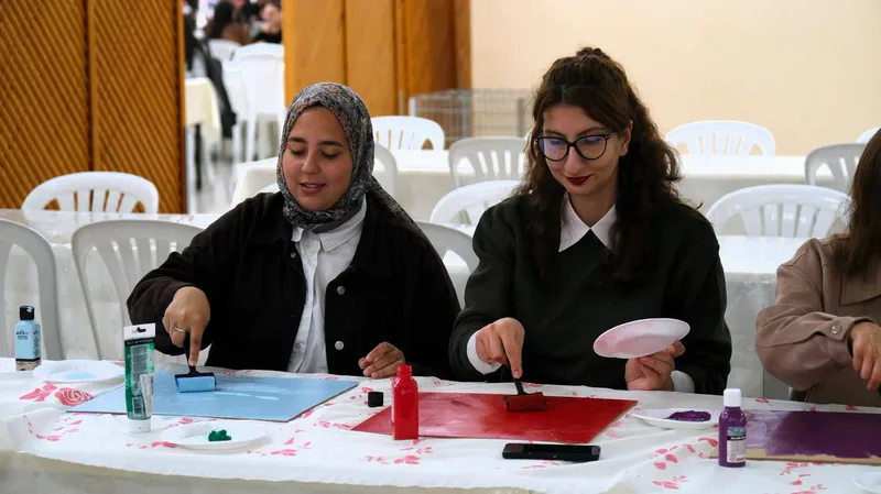 Balıkesir Üniversitesi, 'Sanatla Gazze'ye Umut Kuşları' temalı hat boyama etkinliğine