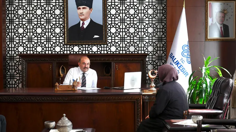 Balıkesir Valisi İsmail Ustaoğlu, Vatandaş Buluşması programında kent sakinlerinin sorun,