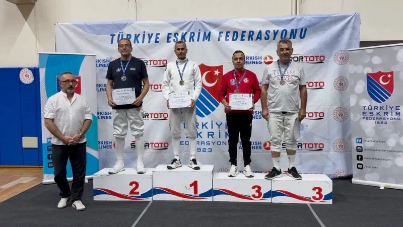 Balıkesirli veteran eskrimciler, İstanbul'da gerçekleştirilen Veteranlar Eskrim Türkiye Şampiyonası'nda birincilik