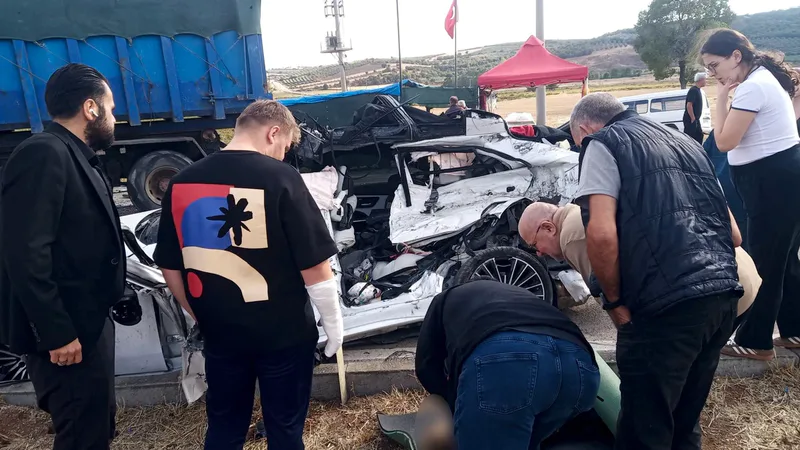 Bandırma-Karacabey kara yolunda kontrolden çıkan otomobilin kamyonun altına girmesi sonucu