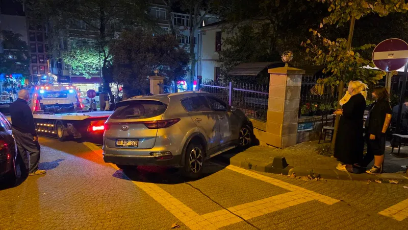 Bandırma'da park halindeki otomobilini çıkarmaya çalışan sürücü, fren yerine gaza