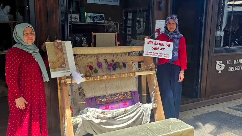 Bandırma'da Ayşe Çınar ve Hülya Sert, unutulmaya yüz tutmuş geleneksel