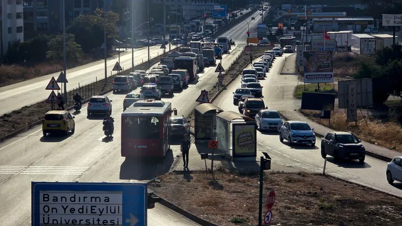 Bandırma'da sabah saatlerinde Üniversite Hastanesi ve Külefli kavşaklarında yaşanan trafik