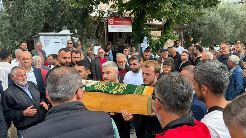 Bandırma-Karacabey kara yolunda kamyonun altına giren otomobilde hayatını kaybeden hamile