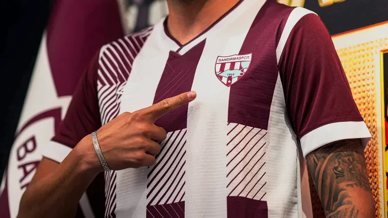 Trendyol 1. Lig ekiplerinden Bandırmaspor'un 25 yaşındaki genç savunma oyuncusu
