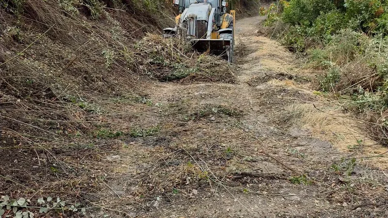 Bigadiç Belediyesi, kırsal mahallelerde arazi yollarını yenilemek amacıyla başlattığı tesviye