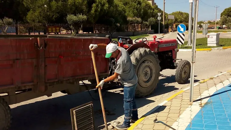 Meteorolojik uyarılar doğrultusunda harekete geçen Burhaniye Belediyesi, ilçe genelinde mazgal