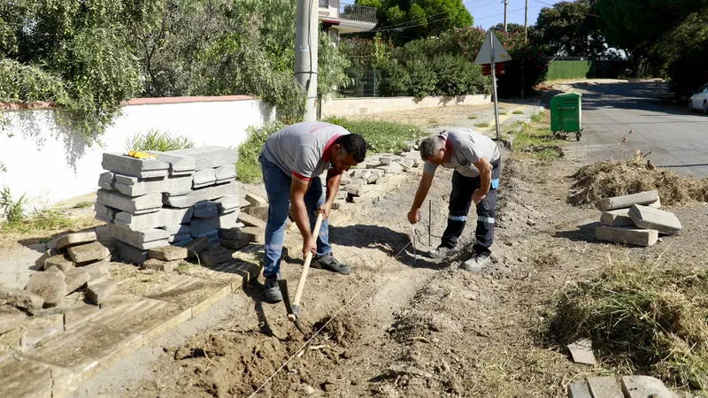 Burhaniye Belediyesi Fen İşleri Müdürlüğü ekipleri, ilçe genelinde yol yapım,