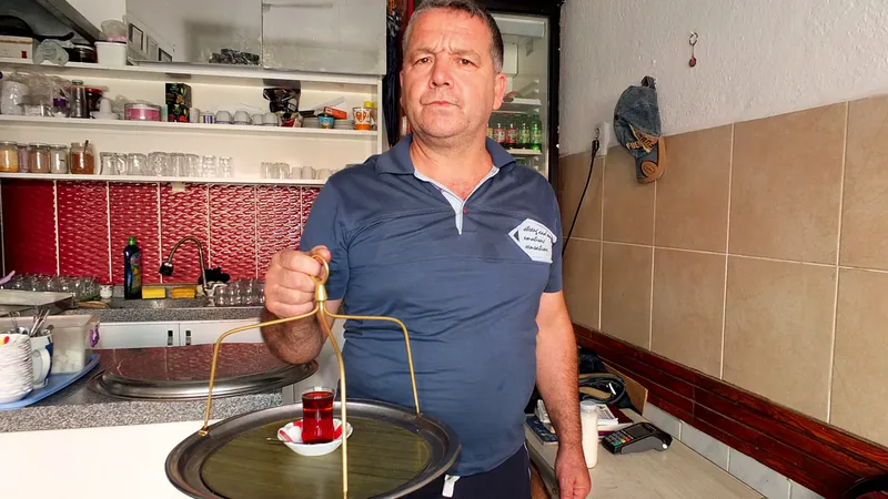 Burhaniye ilçesinde Atatürk ve Hürriyet caddelerinde onlarca esnafa çay yetiştiren