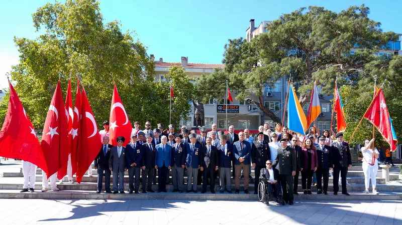 19 Eylül Gaziler Günü dolayısıyla Burhaniye Cumhuriyet Meydanı'nda düzenlenen törene