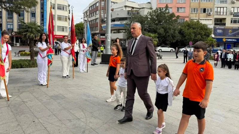 Burhaniye ilçesinde İlköğretim Haftası, Cumhuriyet Meydanı'nda düzenlenen çelenk töreniyle başladı.