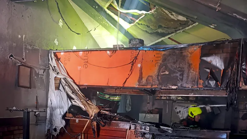 Burhaniye ilçesinde bir iş yerinde çıkan yangın, itfaiye ekiplerinin hızlı